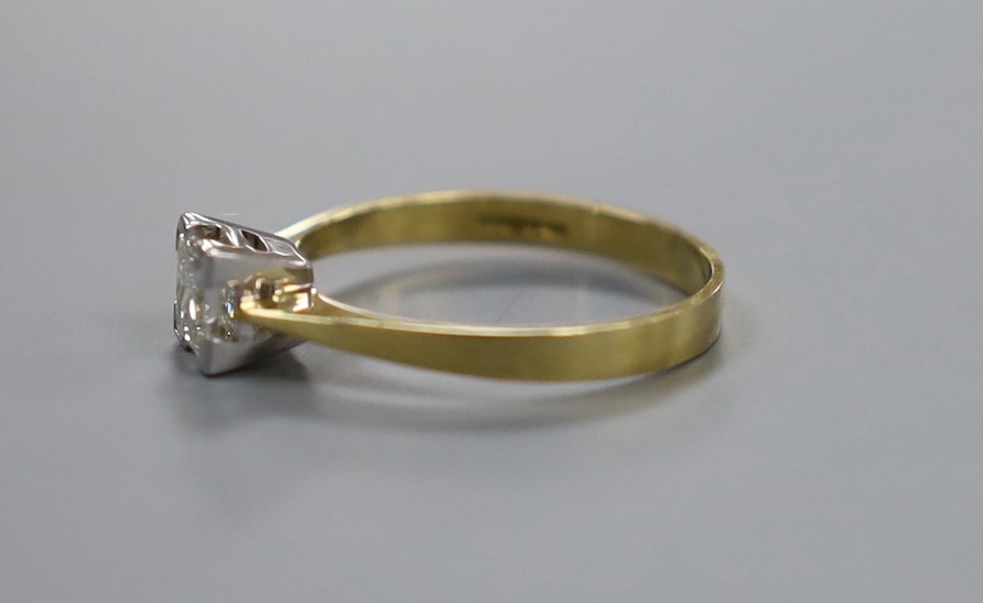 A modern 18ct gold and princess cut solitaire diamond set ring, size O/P, gross weight 2.2 grams